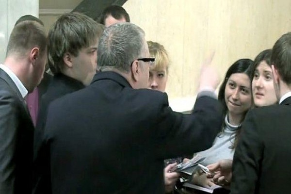 فلاديمير زيرونوفسكي يأمر باغتصاب صحافية خلال مؤتمر صحافي