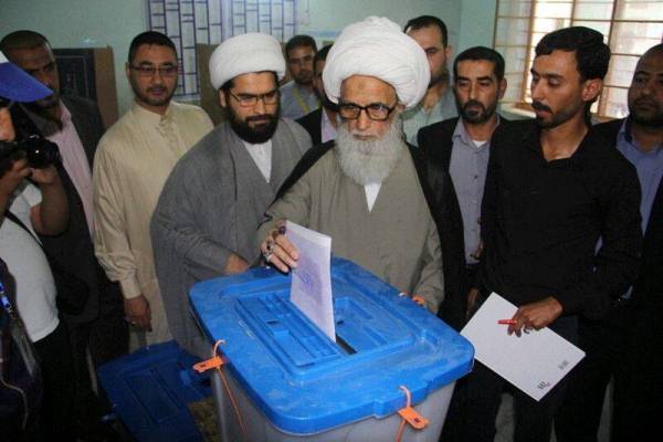المرجع الشيعي الشيخ بشير النجفي يدلي بصوته في انتخابات 2010