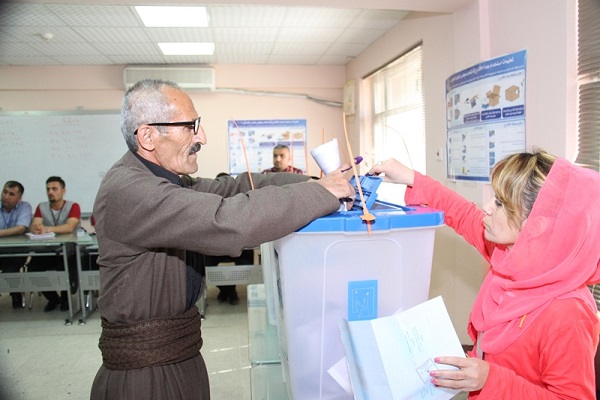 كردي عراقي يدلي بصوته في السليمانية - وكالة الأنباء العراقية 