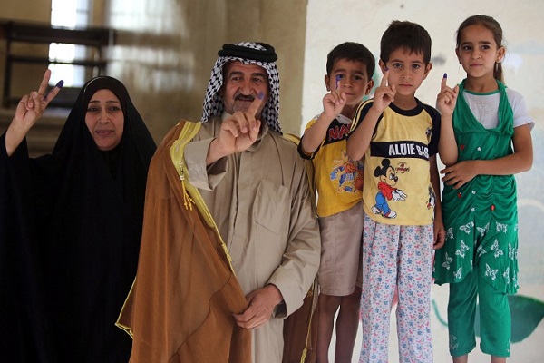 عائلة عراقية فرحة في يوم الاقتراع - أ.ف.ب