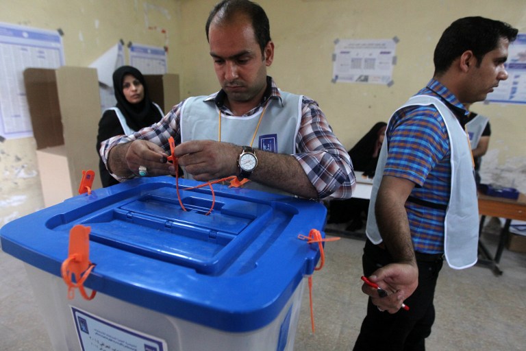 موظفو مفوضية الانتخابات يغلقون صناديق الاقتراع بعد انتهاء وقت التصويت