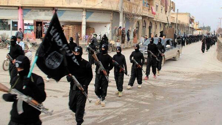 عناصر من (داعش) يستعرضون قوتهم في مدينة الرقة السورية