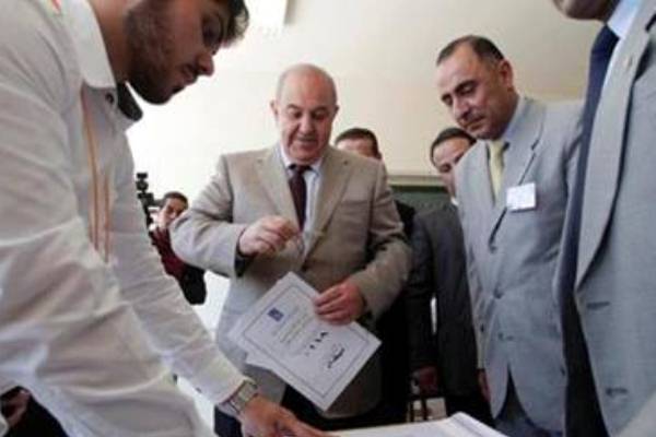 علاوي يدلي بصوته في عمان في انتخابات 2014