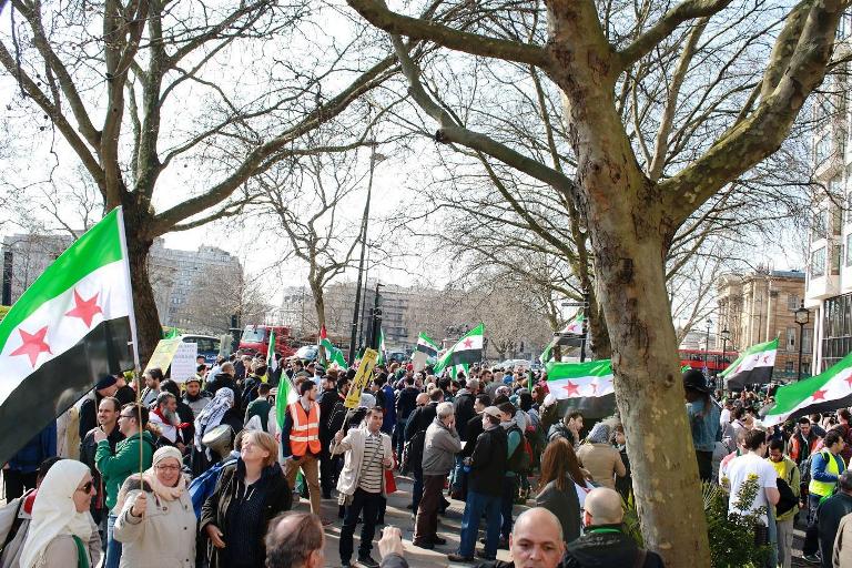 سوريون مؤيدون للمعارضة خلال تظاهرة سابقة في العاصمة البريطانية