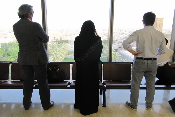 شهد برفقة زملائها في المكتب بمدريد