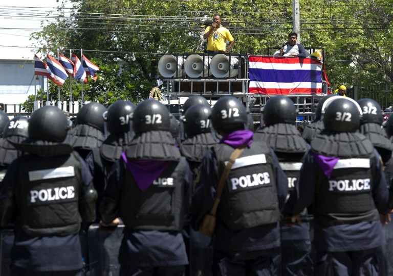 عناصر من الشرطة التايلاندية يتابعون تجمعاً إحتجاجياً مناوئًا للحكومة
