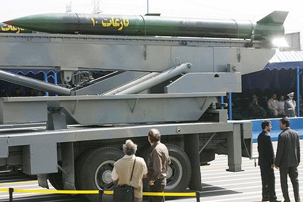  صاروخ (نازعات جو - جو) خلال عرض عسكري إيراني 