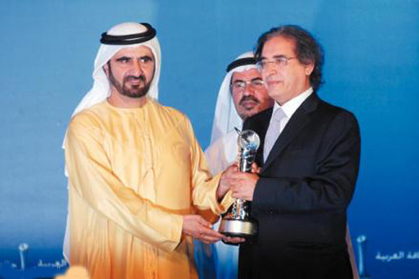 عثمان العمير يتسلم من حاكم دبي عام 2007 جائزة 