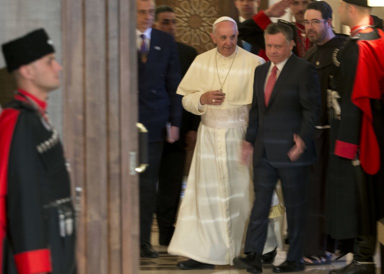 عبدالله الثاني مستقبلا بابا الفاتيكان