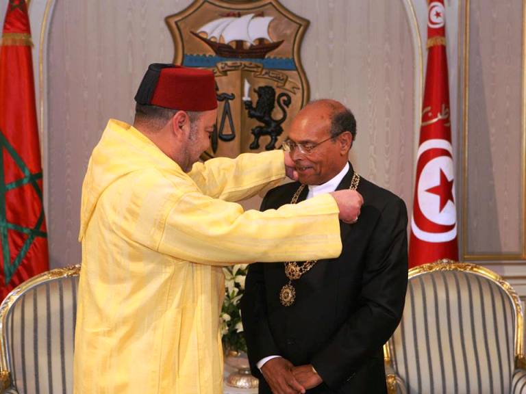 الوسام المحمدي من عاهل المغرب للرئيس التونسي