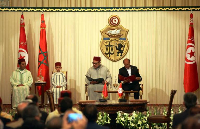 العاهل المغربي والرئيس التونسي خلال توقيع اتفاقات تعاون بين البلدين