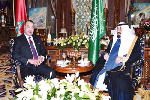 العاهل السعودي مستقبلًا الملك محمد السادس بمقر إقامته في الدار البيضاء