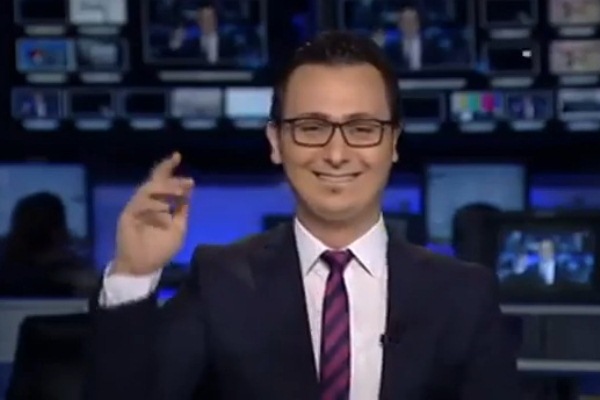 مقدم نشرة الأخبار في إحدى القنوات العربية