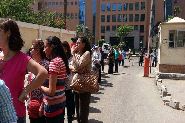 مصريات أثناء انتظار الإدلاء بأصواتهن
