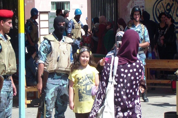 مصريات أمام اللجان وقوات بالجيش ملثمة تتولى التأمين