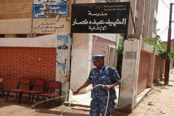 عسكري يرش مياها أمام مقر تصويت