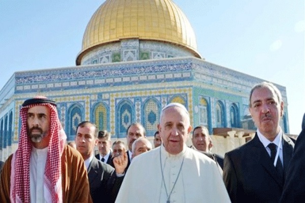 البابا والأمير غازي بن محمد أمام قبة الصخرة 