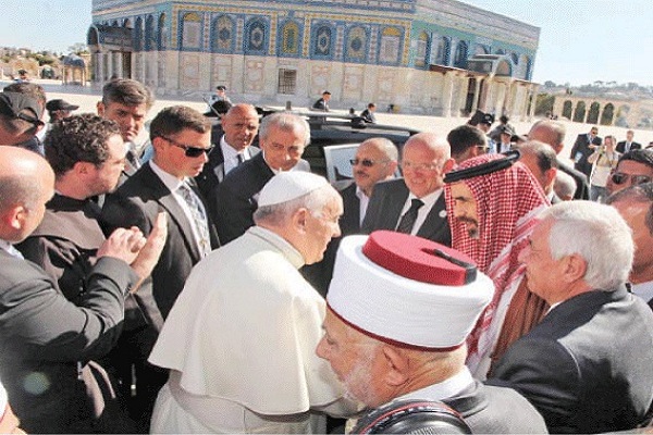 الأمير غازي في استقبال البابا في باحة المسجد الأقصى