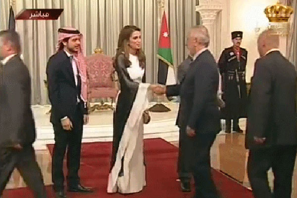 السفير السوري يصافح الملكة رانيا العبدالله