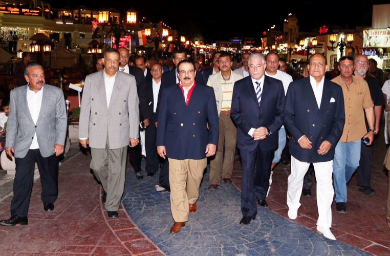 ملك البحرين في جولة سياحية مترجلا في شرم الشيخ