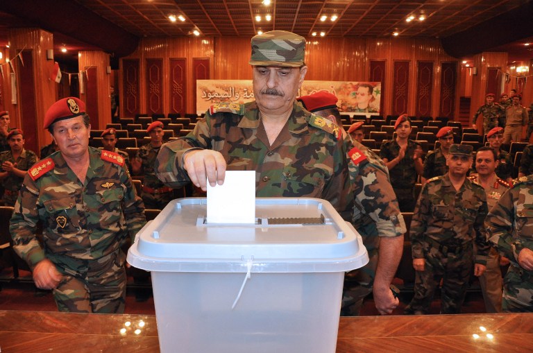 جنود الأسد يصوتون له