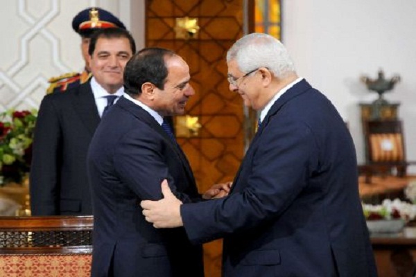 السيسي يصافح عدلي منصور