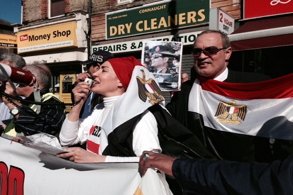 أبناء الجالية المصرية في بريطانيا يتظاهرون ضد الاخوان المسلمين أمام مقرهم في لندن