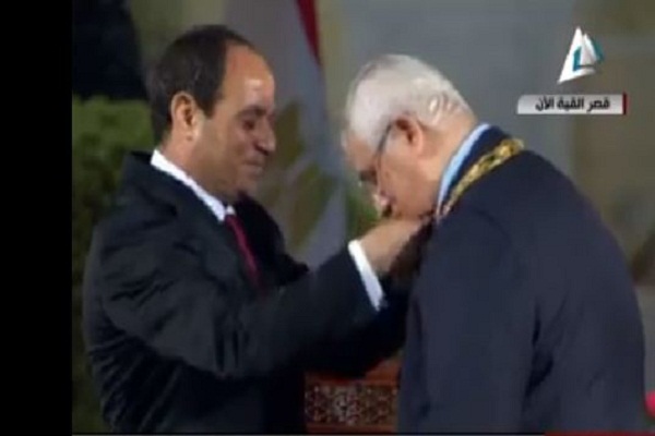 السيسي مكرما لعدلي منصور