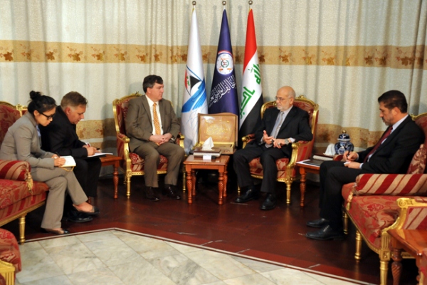 الجعفري مجتمعًا مع نائب السفير الأميركي في بغداد