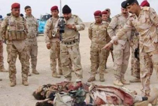 مسلحون على الأرض في الأنبار بعد أن قتلهم الجيش العراقي