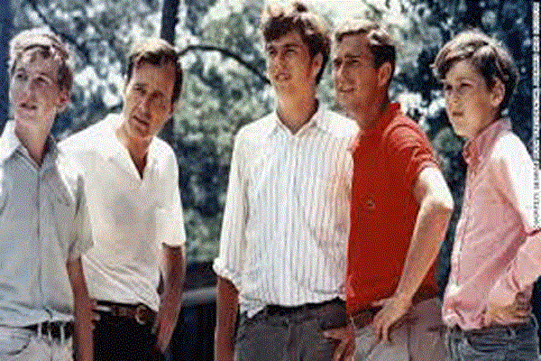 1970. جورج بوش الأب مع ابنائه الأربعة من اليسار: نيل، جيب، جورج، ومارفين