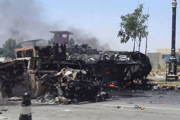 الموصل دبابات وعربات عسكرية محترقة