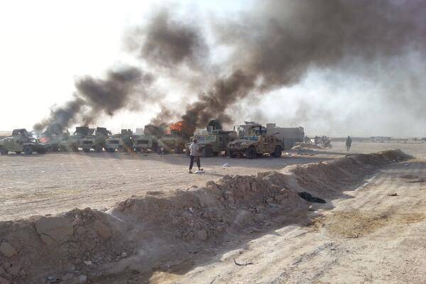 مسلحو داعش يحرقون آليات عسكرية عراقية