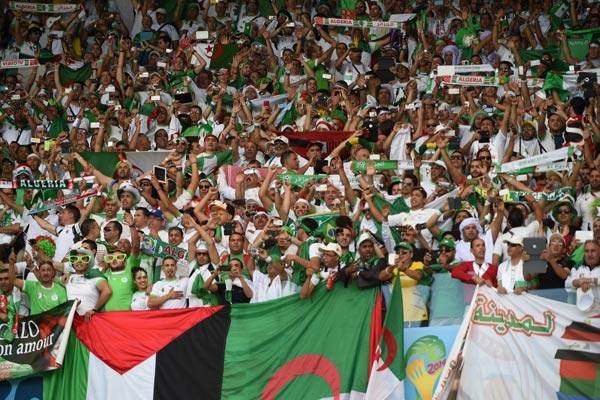 الجزائريون يشجعون منتخب بلادهم