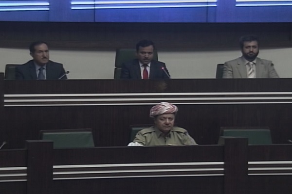 بارزاني خلال مشاركته في جلسة البرلمان الكردي