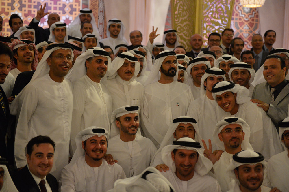 صورة جماعية للإعلاميين مع الشيخ محمد بن راشد