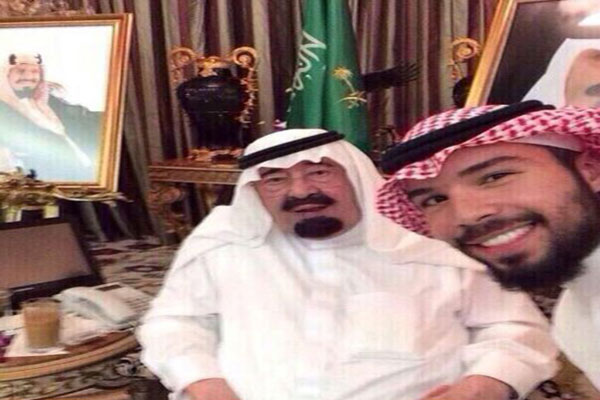 السيلفي التي انتشرت عبر مواقع التواصل اليوم للملك السعودي