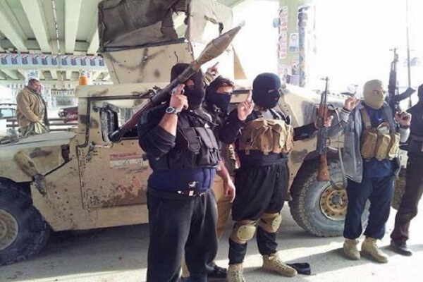 مسلحون في الفلوجة اثر سيطرتهم على سيارات عسكرية للجيش