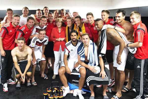 ميركل مع لاعبي المانيا في غرفة تبديل الملابس