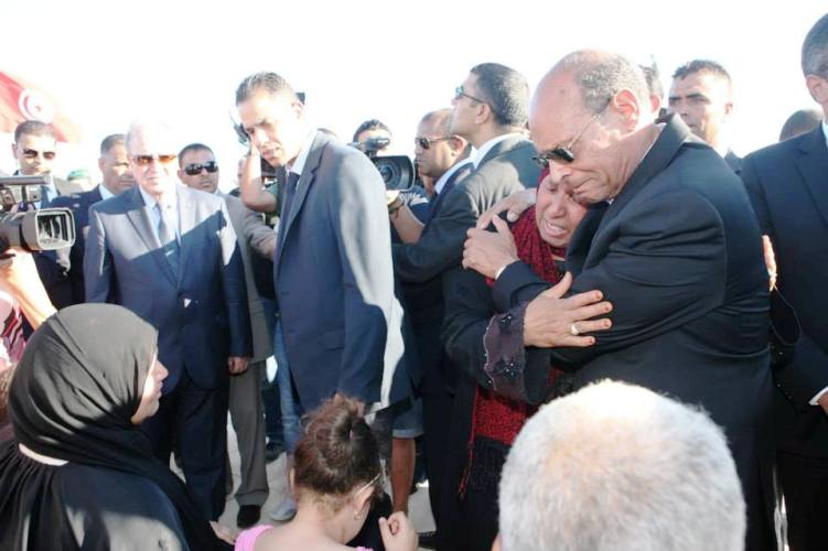 الرئيس التونسي مواسيًا عائلة أحد الجنود الذين قضوا الاربعاء في الشعانبي على أيادي متطرفيين 