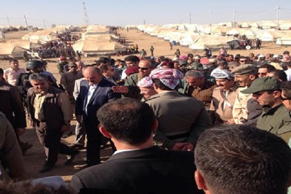 بارزاني متفقدا مخيم الخازر لنازحي الموصل في كردستان