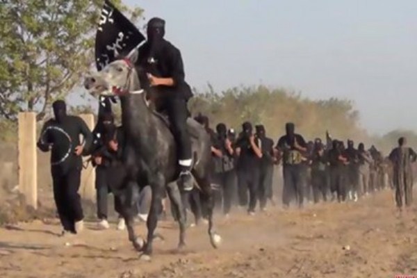 مقاتلو داعش يستعرضون