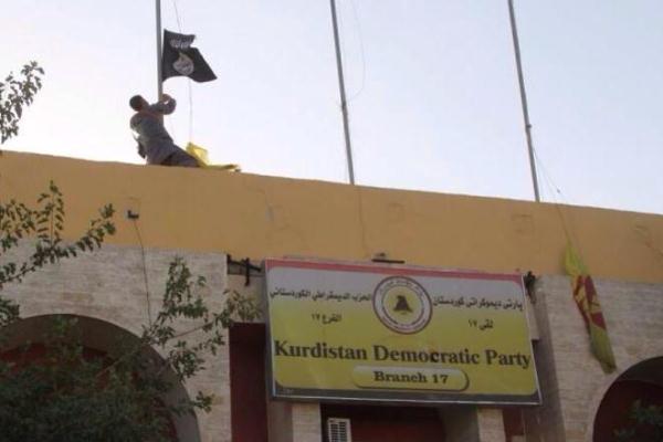 داعش يرفع علمه على مقر لحزب بارزاني