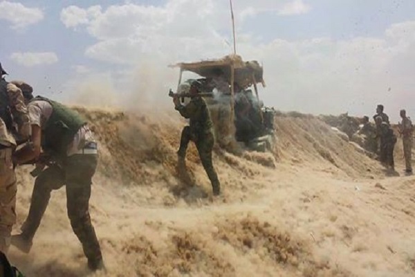 مقاتلون من البيشمركة الكردية يتصدون لمسلحي داعش