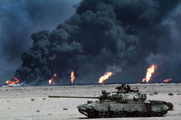 دبابة وآبار نفط محترقة لدى احتلال العراق للكويت صيف عام 1990