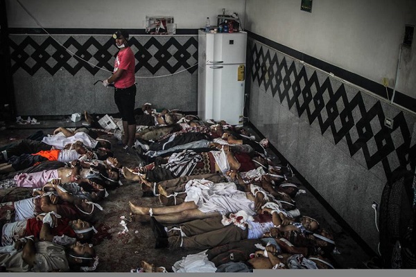 جثث بمسجد رابعة العدوية أثناء فض الإعتصام