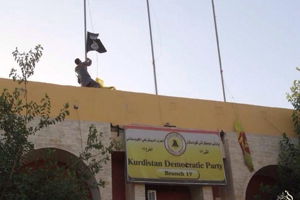 داعش ترفع علمها على مقر لحزب بارزاني
