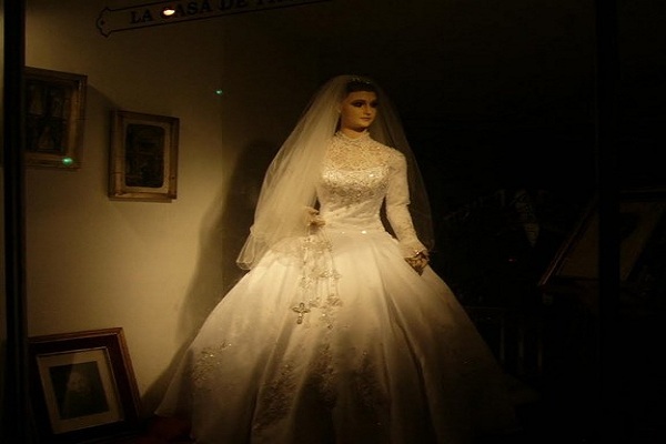 ابنة صاحب المتجر تقف بفستان زفافها الذي توفيت فيه منذ 84 عامًا
