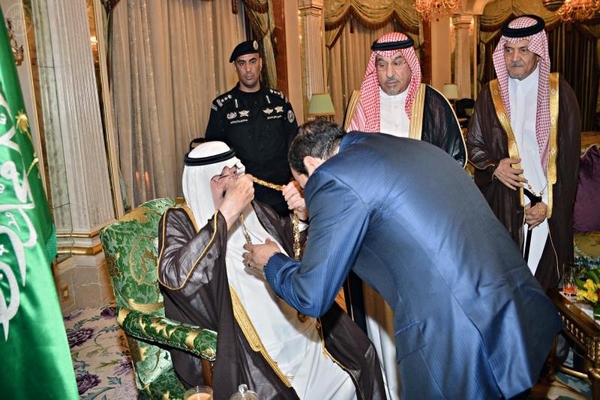 العاهل السعودي يقلد الرئيس المصري قلادة الملك عبدالعزيز