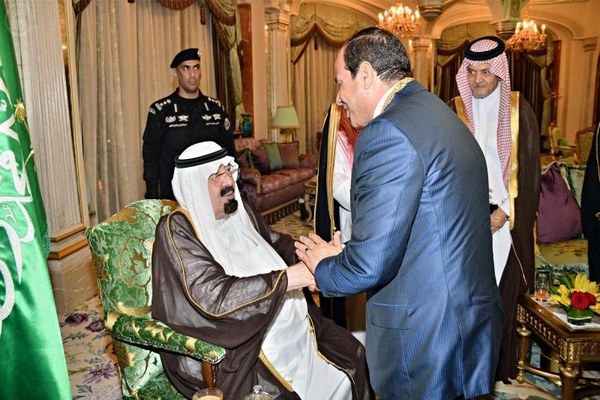 العاهل السعودي خلال لقائه الرئيس السيسي